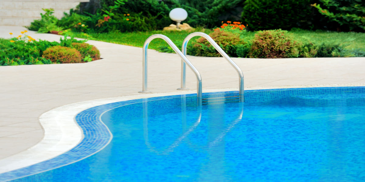Ghid de alegere a scării și balustradei potrivite piscinei tale